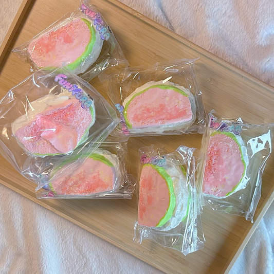 140g 芭楽(グァバ)×ヨーグルトサンドスクイーズ|手作りでやさしくストレス解消|クリーム感|5%確率で【限定版】ソフトクリーム感が当たる