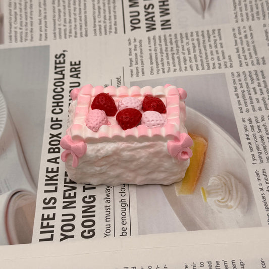 Funifura|180gふわとろ濃厚ソフトクリーム感いちごデコレーションケーキスクイーズ|なめらかクリーム触感・しっとり軽やか・リボン付き可愛い苺ケーキ・癒し系ストレス解消トイ