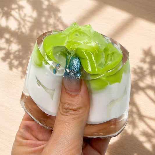ぷるぷる抹茶ラテ|126g 手のひらサイズの宇治氷スクイーズ|もちもち泥感×ぷるぷる水感×すぐ戻る早戻り|柔らかい触り心地で握るたび癒し|ストレス解消・ストレス発散・リラックスグッズ|FuniFura Studio 手作り癒しグッズ