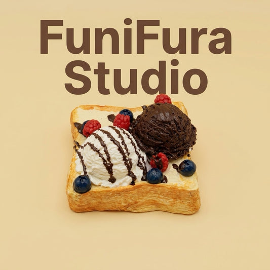 Funifura Studio チョコバニラアイスフレンチトーストスクイーズ 430g｜超ボリュームサイズ｜ふわもち低反発｜チョコソース×ベリーデザイン｜ハンドメイド癒しトイ