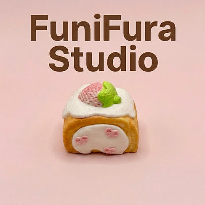 Funifura｜140gふわとろ濃厚ソフトクリーム感リボンいちごロールケーキスクイーズ｜なめらかソフトクリーム触感・しっとりやわらか・苺トッピング・癒し系ストレス解消トイ