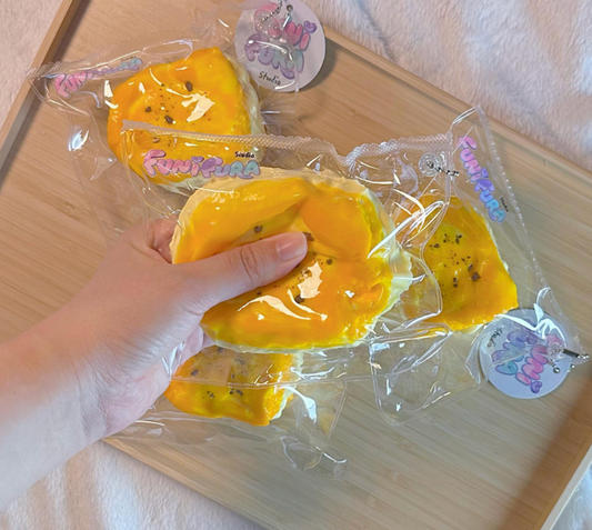 175g キャラメル色ポーランド風シュークリームスクイーズ｜こんがり焼き色とふっくら丸みで、見た瞬間“おいしそう…”ってなる手作りデザイン｜ストレス解消｜クリーム感