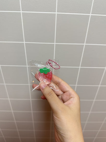 Funifura｜ もちとろスクイーズ ～いちごグミ～ 苺グミスクイーズ　水感　 14g 透明スクイーズキーホルダー｜ぷるん ぷるぷる ぷにぷに水感｜低反発 もちもち触感｜苺の形をしたグミ風スクイーズ｜握って癒される・ストレス解消・ASMR・かわいい雑貨・キーホルダー